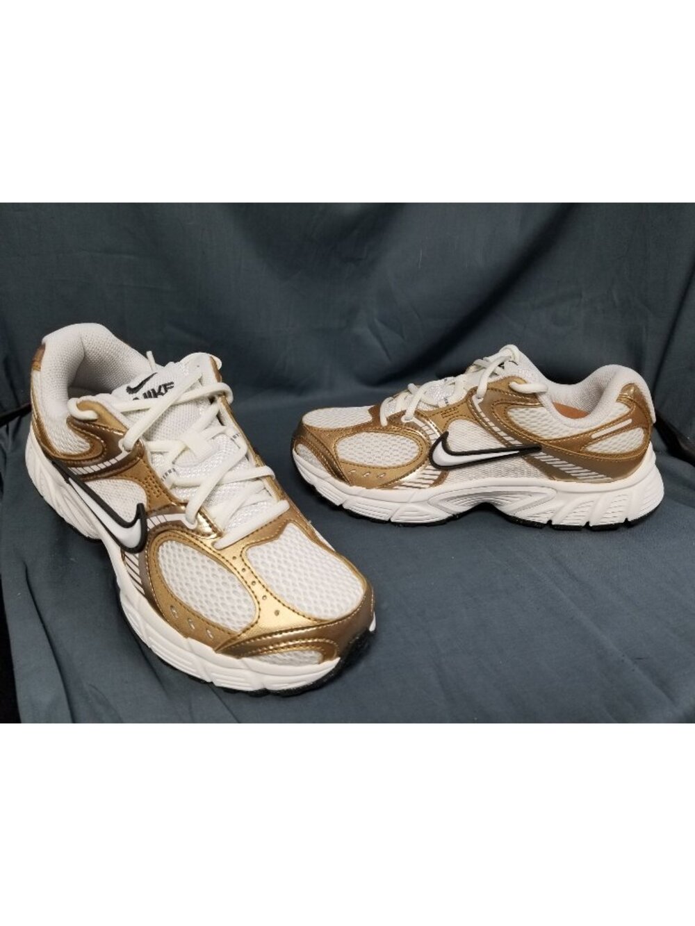 Nike V5 RNR Sneakers Sail/Metallic Gold/Anthracite Womens Size 8.5 NEW NO BOX!